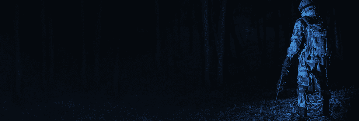 Военный в ночном лесу