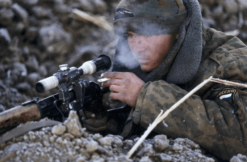 Солдат в Чечне 1999 год. Автор фото Владимир Вяткин.