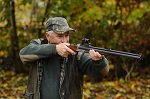 охотник с коллиматорным прицелом