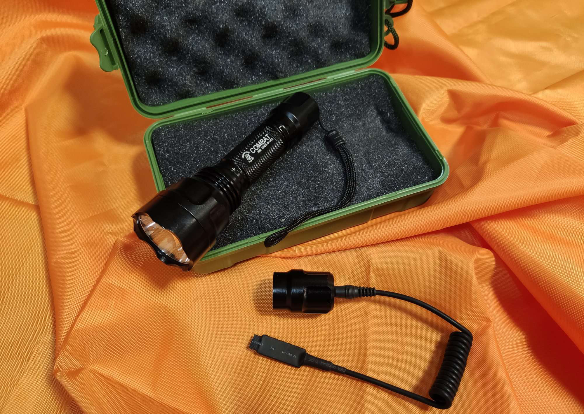 Комплектация тактического фонаря Сombat R5 250